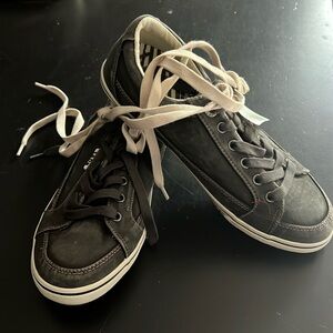 NWT ladies Taos Moc Star tie loafers Sz 9